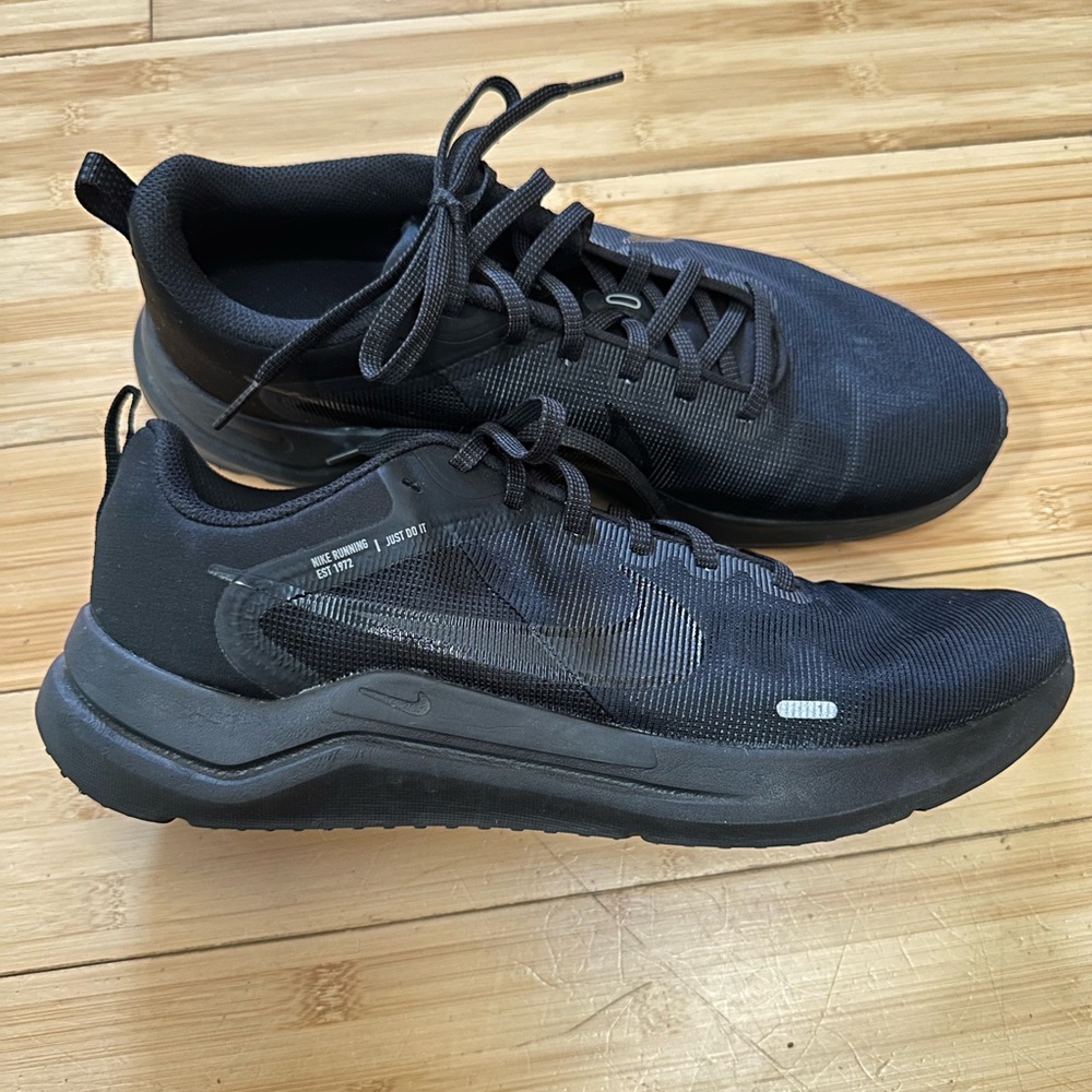 Nike Downshifter 12 men’s all black 10.5 dd9293-002 running shoes